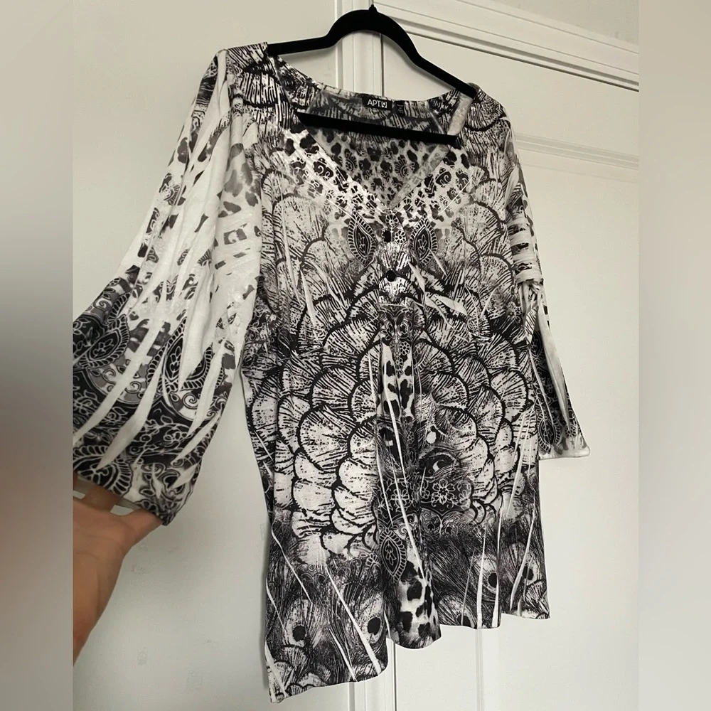 Apt 9 Womens Top 2X Peacock Print 3/4 Sleeve Artsy V Neck Black and White Casual - Picture 3 of 16